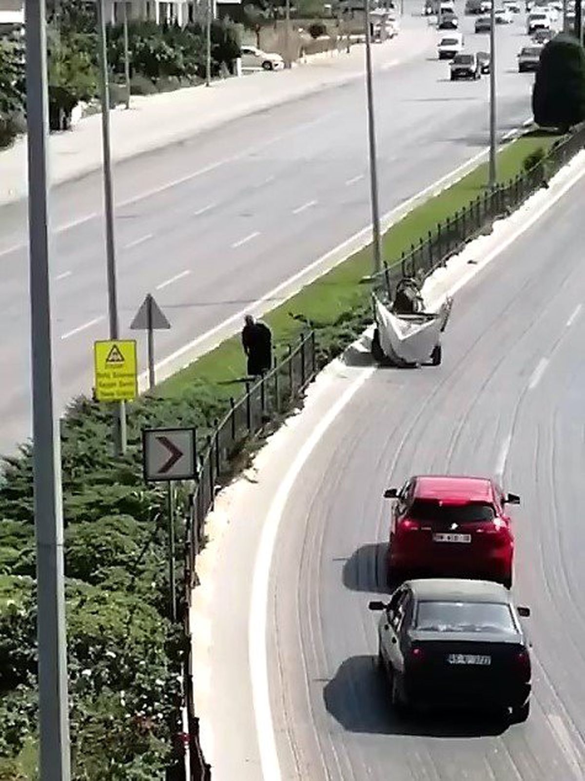At arabası ile geldi yol ortasındaki demir bariyeri çaldı