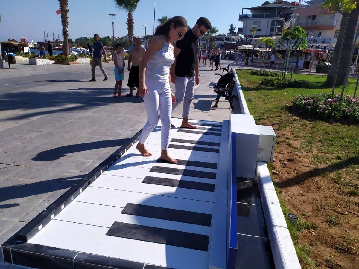 Ayak Piyanosu\'na vatandaşlardan yoğun ilgi