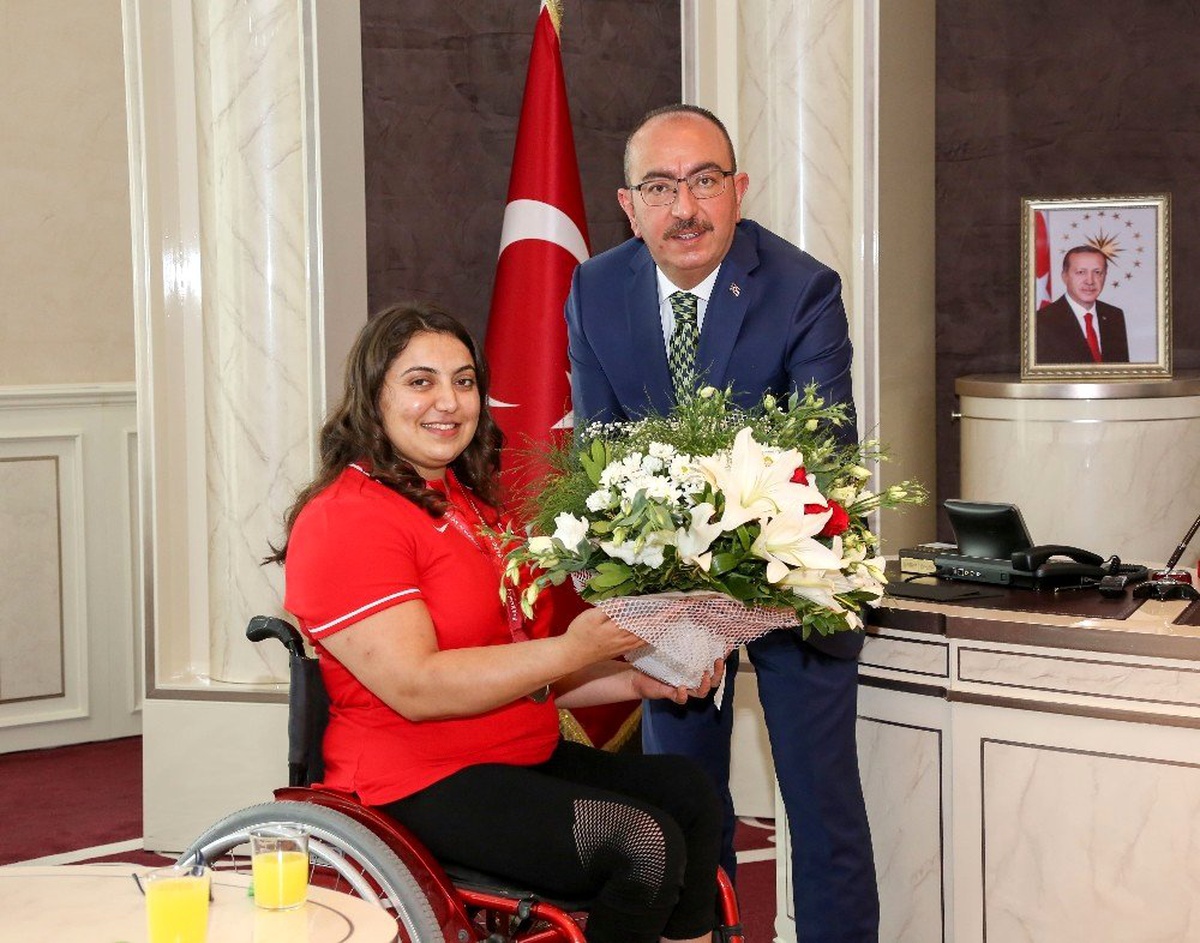 Başkan Kavuş\'a şampiyon sporculardan ziyaret