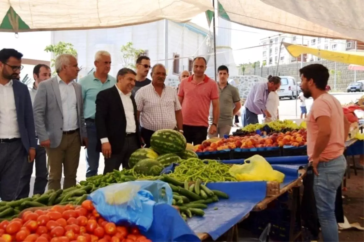 Başkan pazarı ziyaret etti, vatandaşın yüzü güldü