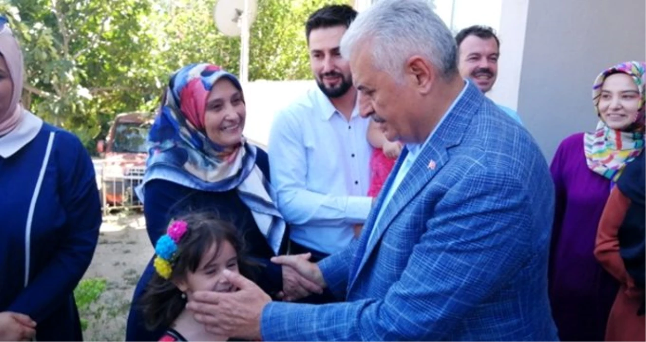 Binali Yıldırım, geçen sene kendisini çay içmeye davet eden aileyi unutmadı