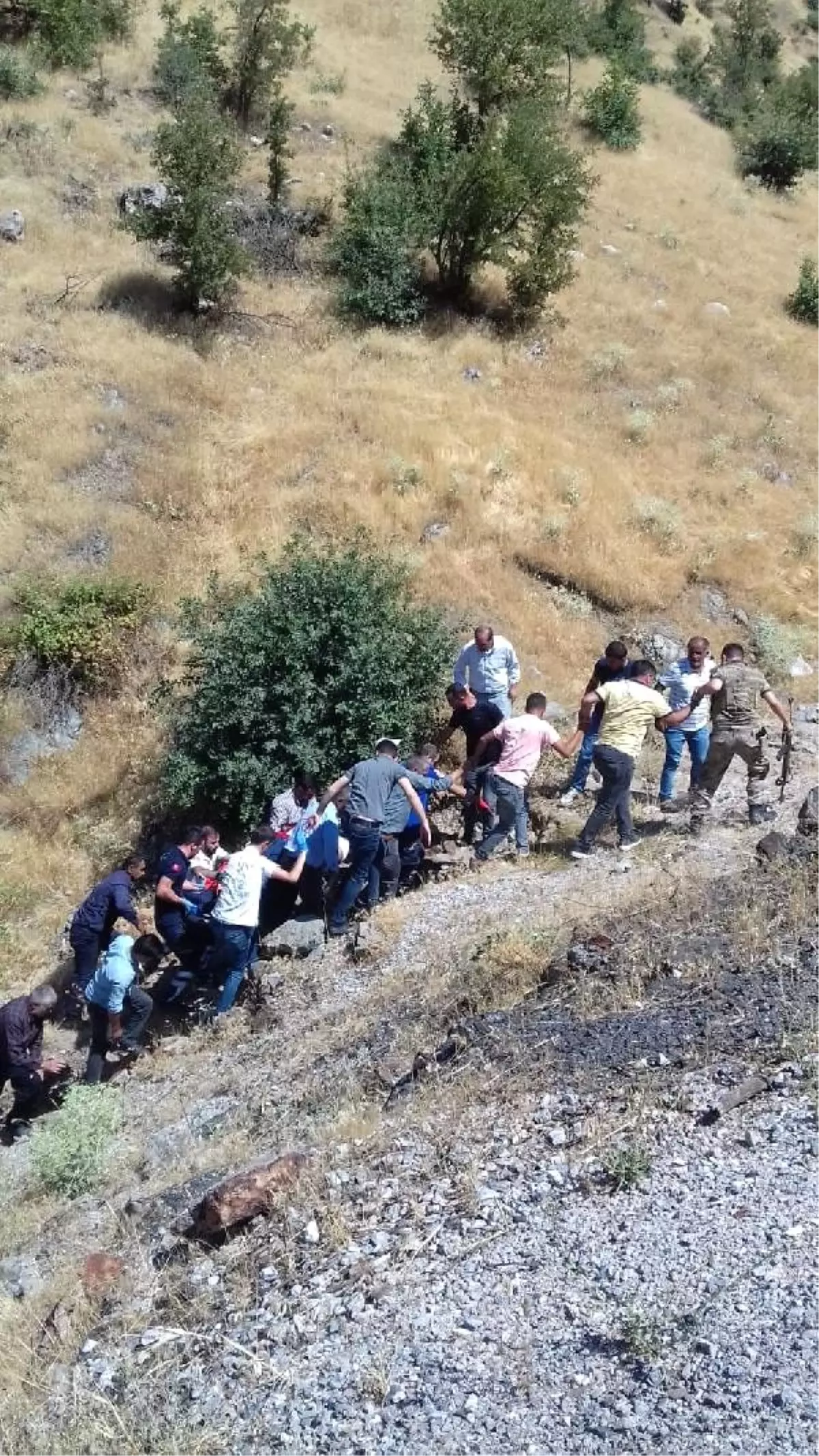 Bitlis\'te otomobil şarampole yuvarlandı: 2 yaralı