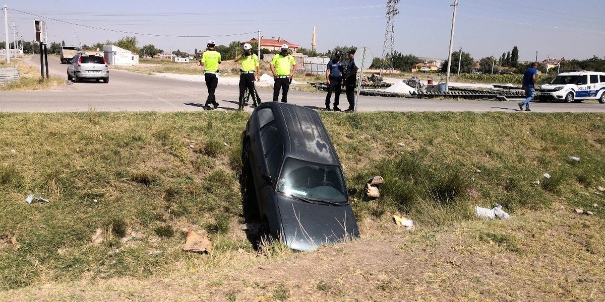 Boş sulama kanalına düşen otomobil korkuttu
