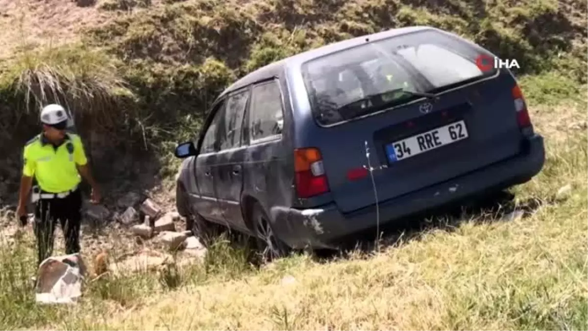 Boş sulama kanalına düşen otomobil korkuttu