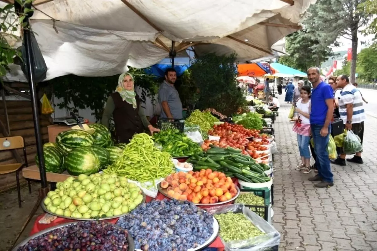 Boyabat Köy Pazarında yerli üreticiler satıştan memnun