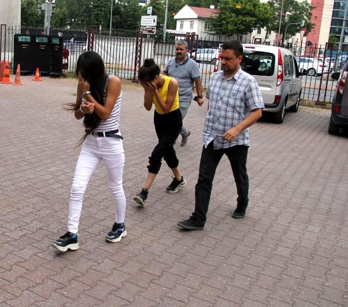Evlerden hırsızlık yapan abla- kardeş suçüstü yakalandı
