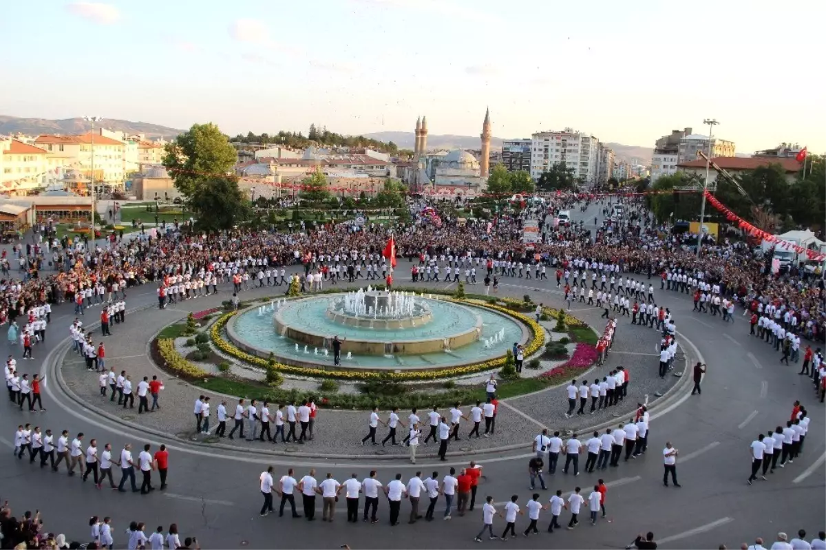 Gardaşlık gününde 1058 kişi aynı anda halay çekti