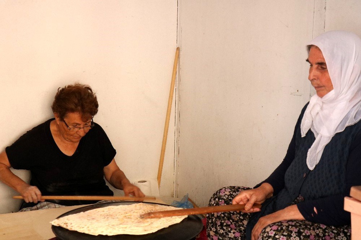 Gözleme yaparak öğrencilere burs desteği sağlıyor