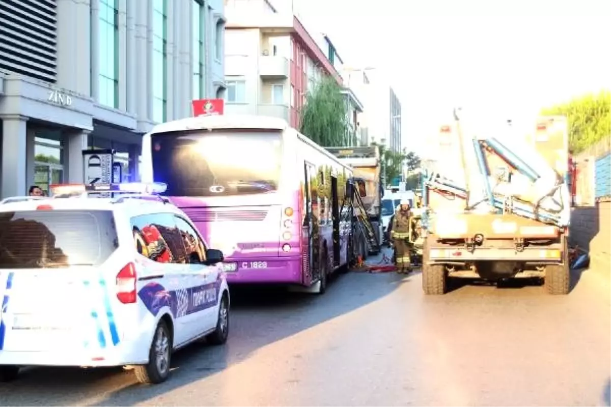 Halk otobüsü kamyona çarptı, sıkışan sürücüyü itfaiye kurtardı