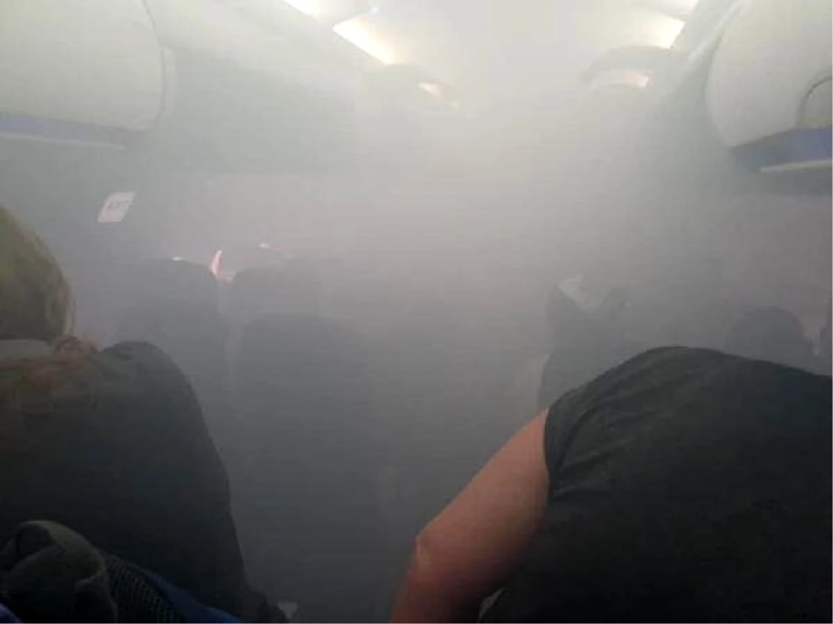 Havada korku dolu anlar... Kabini duman dolan yolcu uçağı acil iniş yaptı