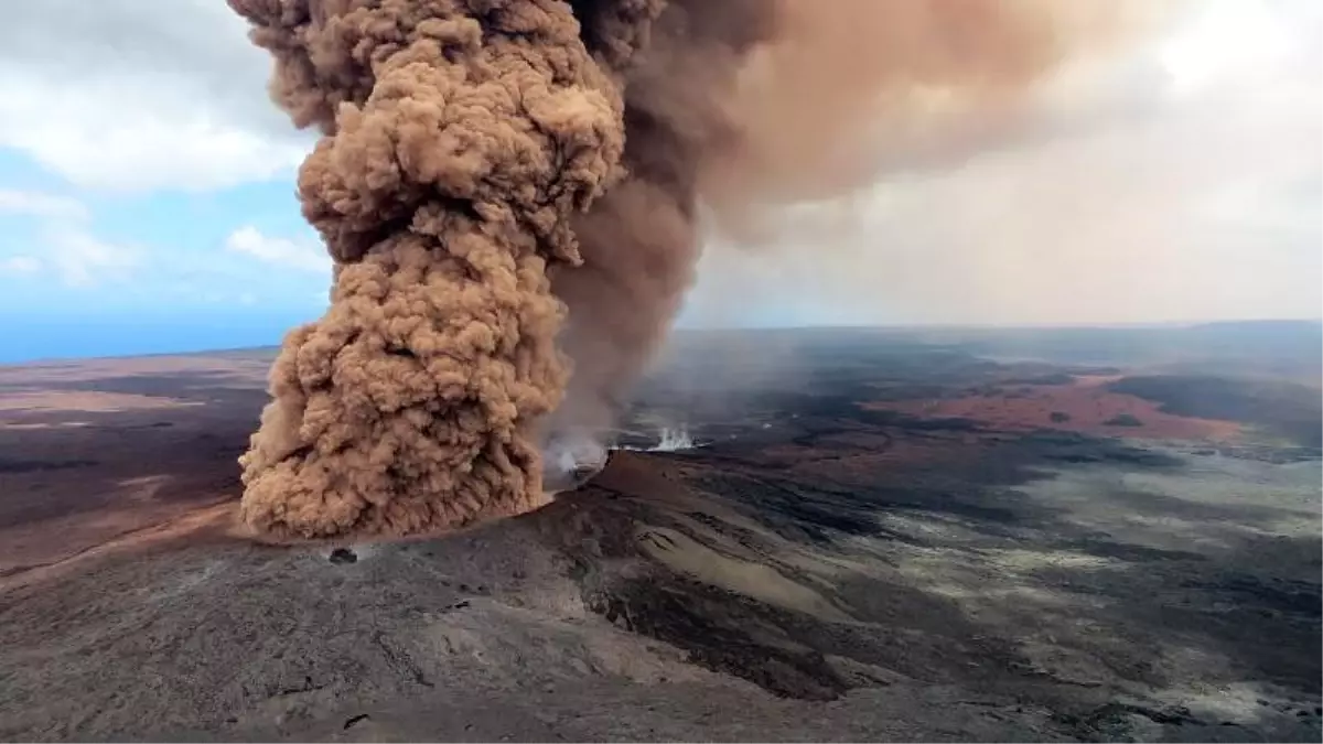 Havai\'deki aktif Kilauea Yanardağı\'nın zirvesinde su bulunması yeni patlama korkusu yarattı