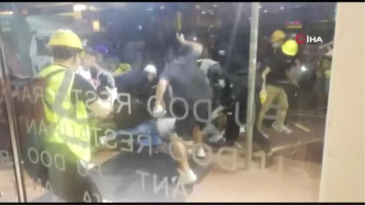 Hong Kong\'da genel grevPolisten göstericilere göz yaşartıcı bomba100\'den fazla uçuş iptal...