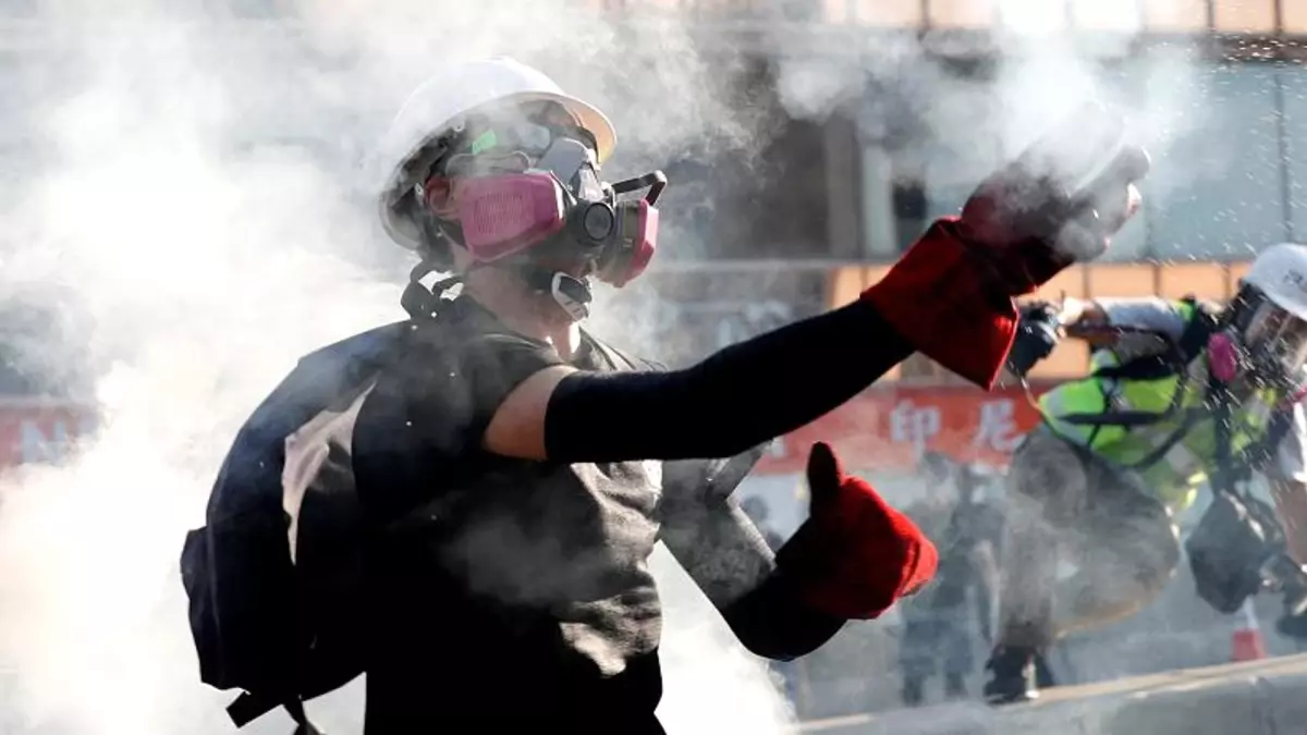 Hong Kong\'da polis ile göstericiler arasında şişe ve göz yaşartıcı bomba savaşı