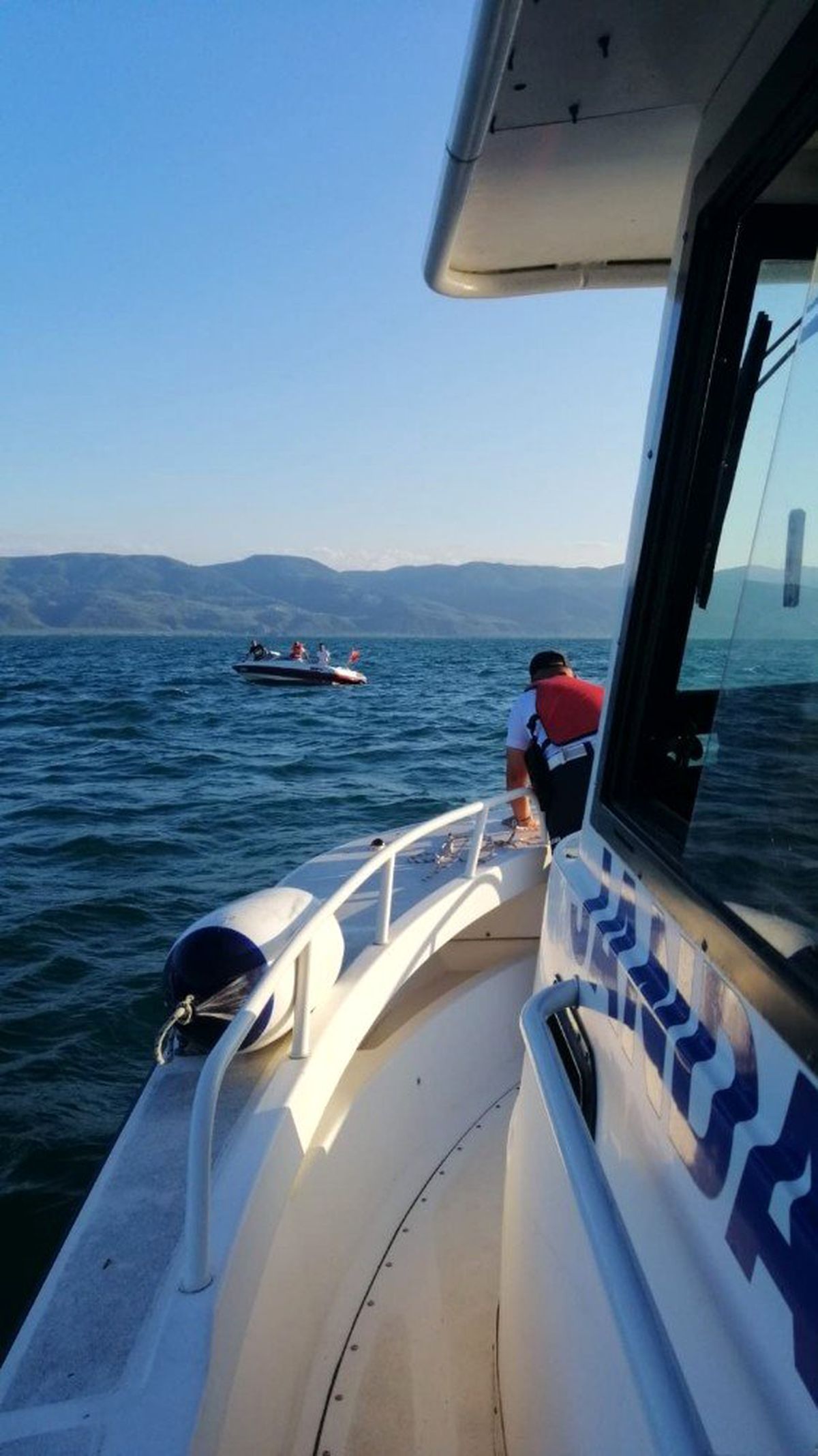 İznik Gölü\'nde mahsur kalan 3 kişiyi jandarma kurtardı