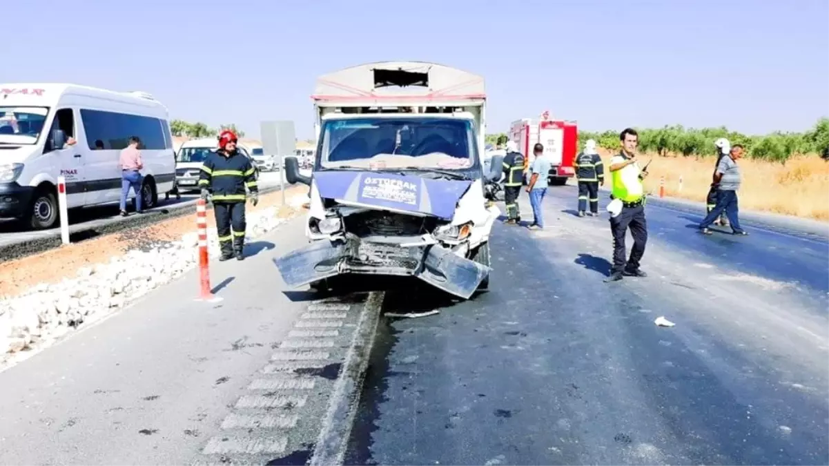 Kamyonet ile otomobil çarpıştı: 5 yaralı