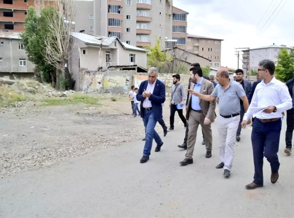 Kardeş Erzurum Büyükşehir Belediyesi heyeti, Bahçelievler Mahallesi\'nde incelemelerde bulundu