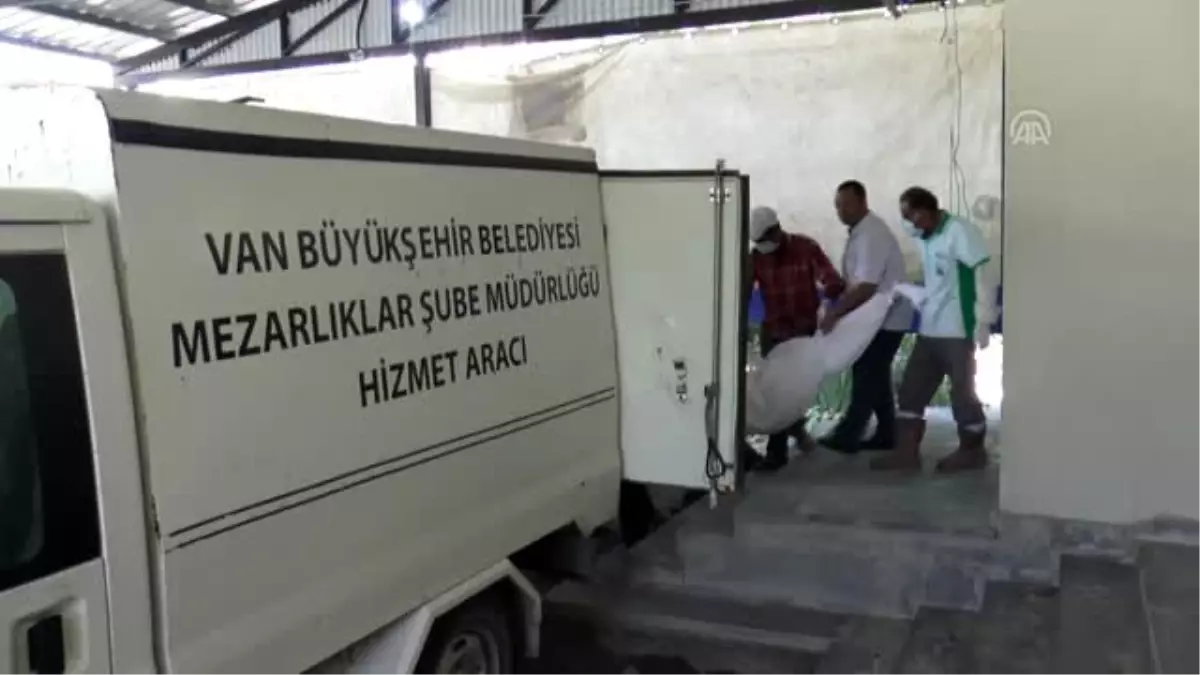 Kazada ölen düzensiz göçmenler toprağa verildi