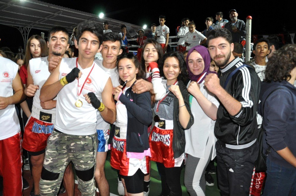 Kick Boks sporcularının madalya sevinci