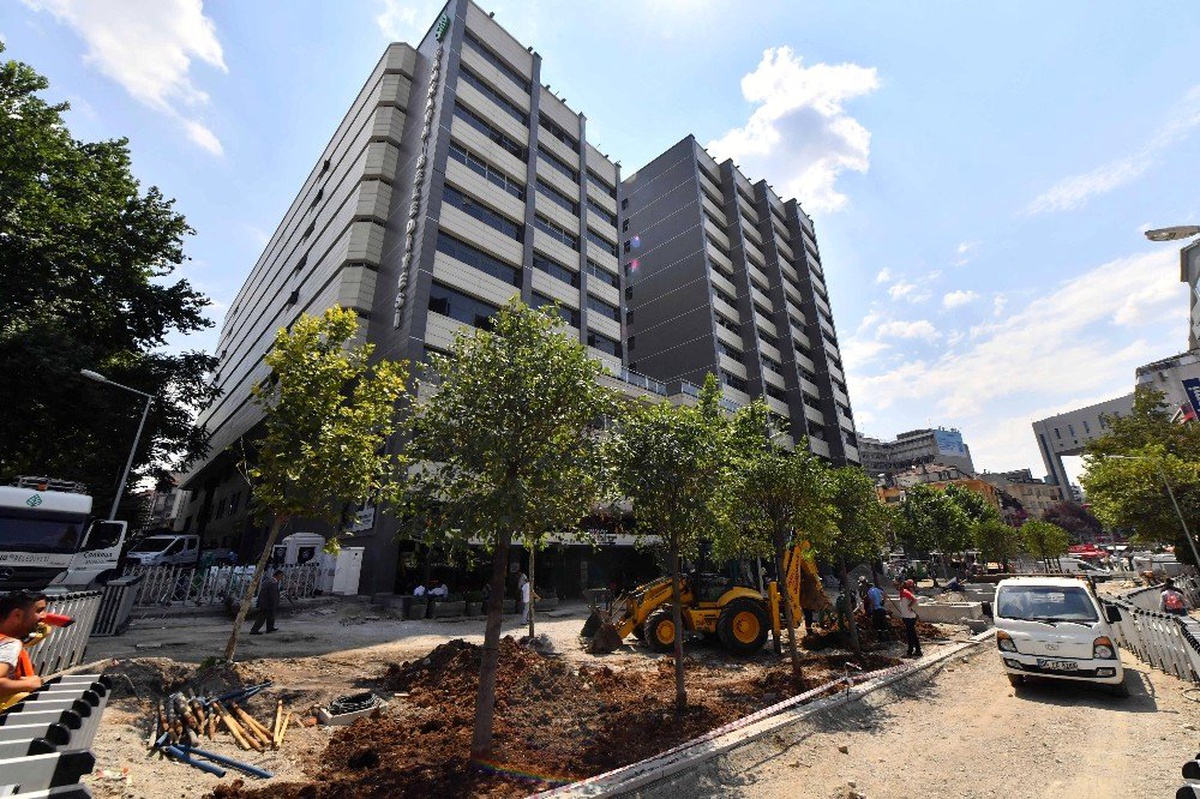 Kızılay\'ın en büyük yaya bölgesi olarak bilinen Sakarya caddesi\'nde kaldırım, bakım ve onarım...