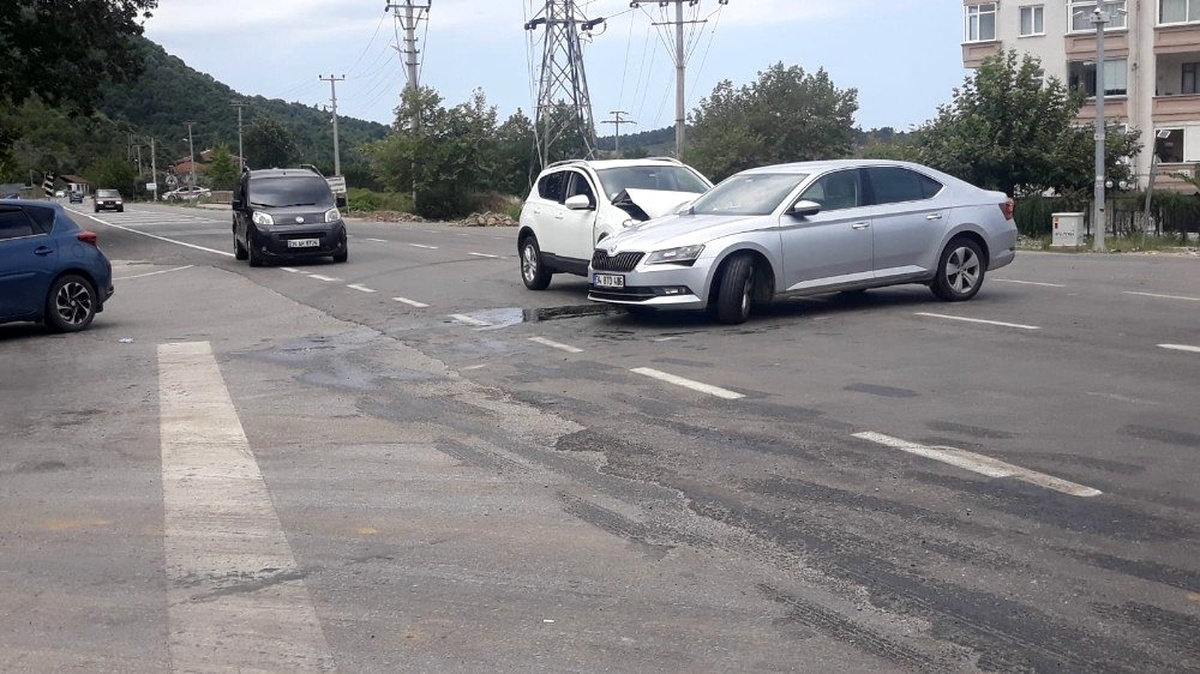 Kontrolden çıkan araçlar çarpıştı: 1 yaralı