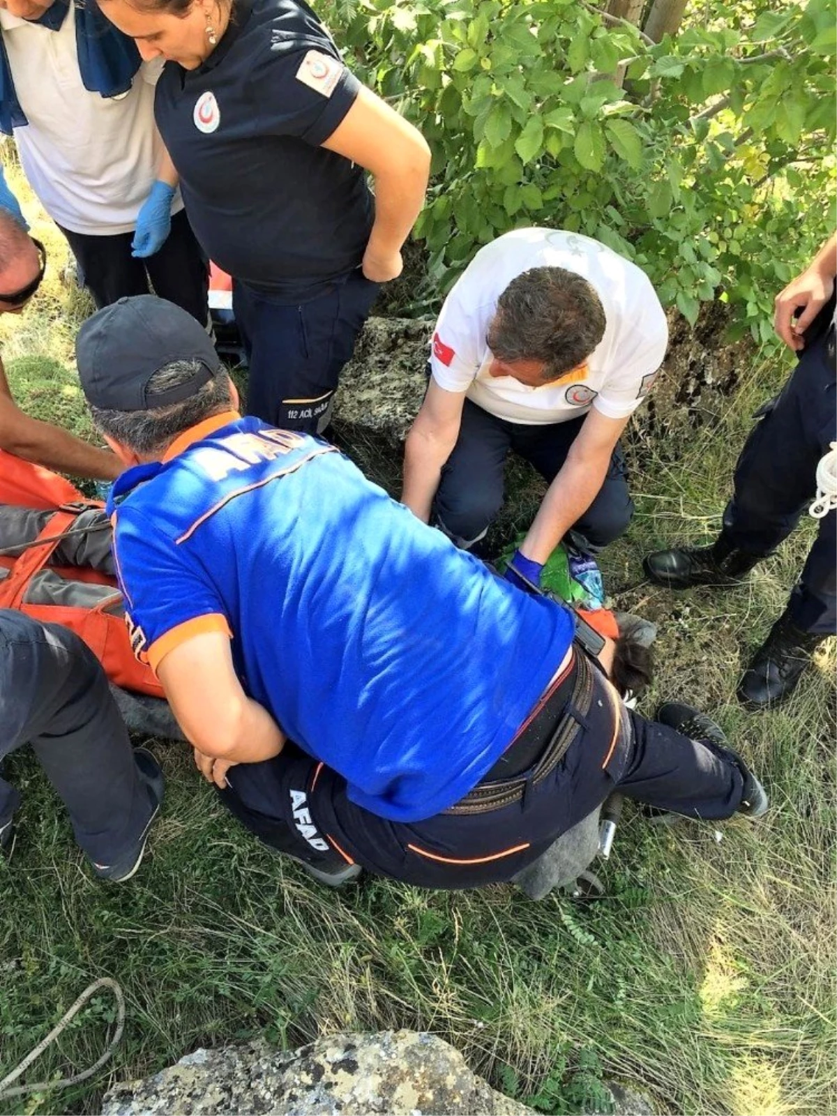 Kurtarma ekipleri dağda kekik toplarken kayalıklardan düşüp yaralanan vatandaş için seferber oldu