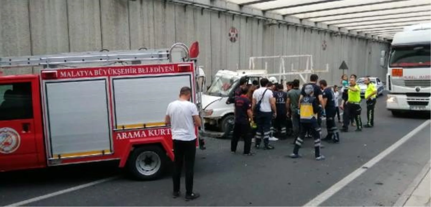 Malatya\'da kamyonet ile minibüs çarpıştı: 3 yaralı