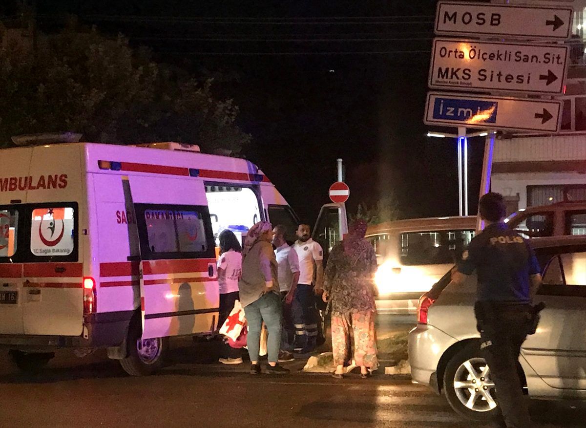 Manisa\'da iki otomobil çarpıştı: 7 yaralı