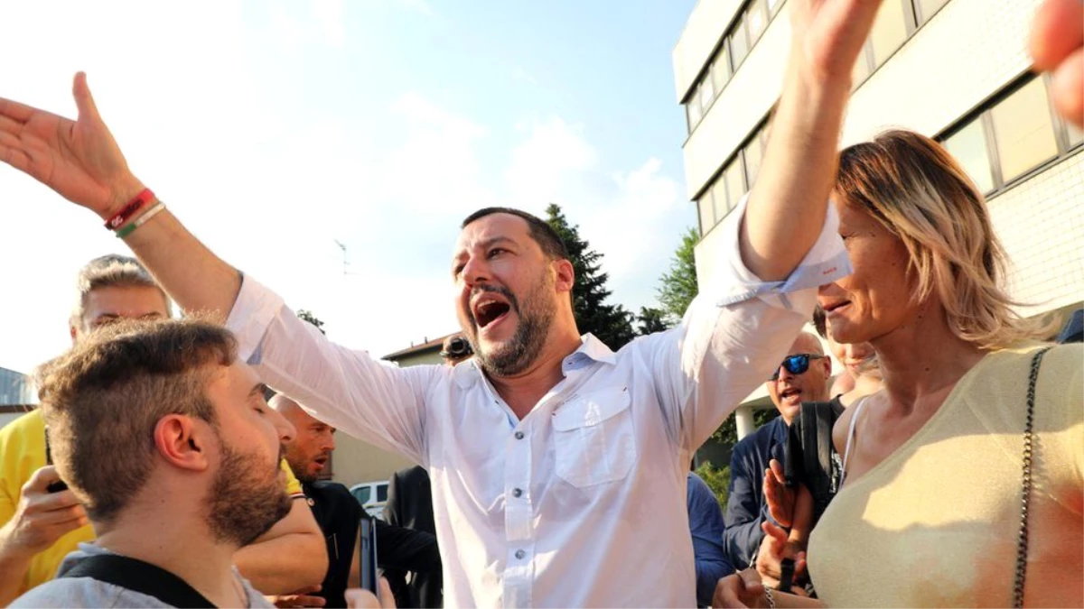 Salvini - İtalya\'da plajda milli marşla eğlenen Başbakan Yardımcısı ve İçişleri Bakanı\'na \'İçişleri...