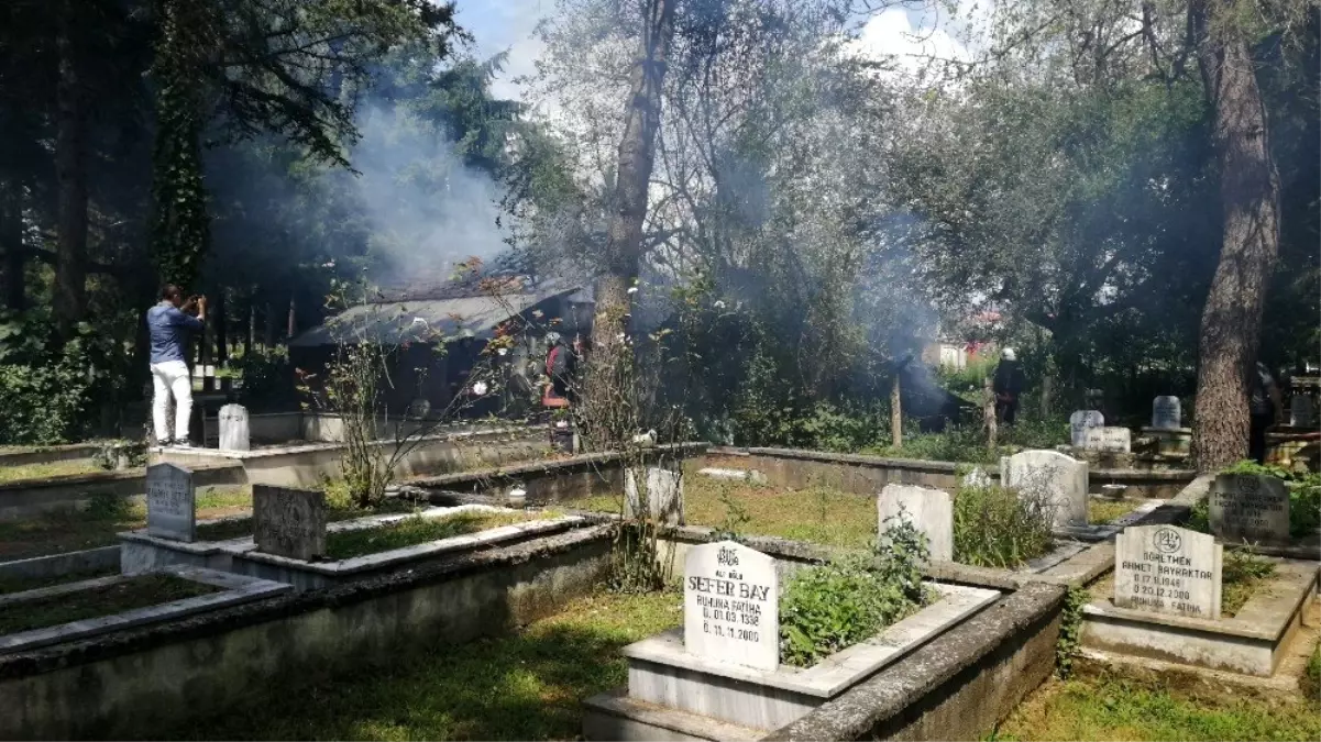 Mezarlığın içindeki baraka yanarak kül oldu