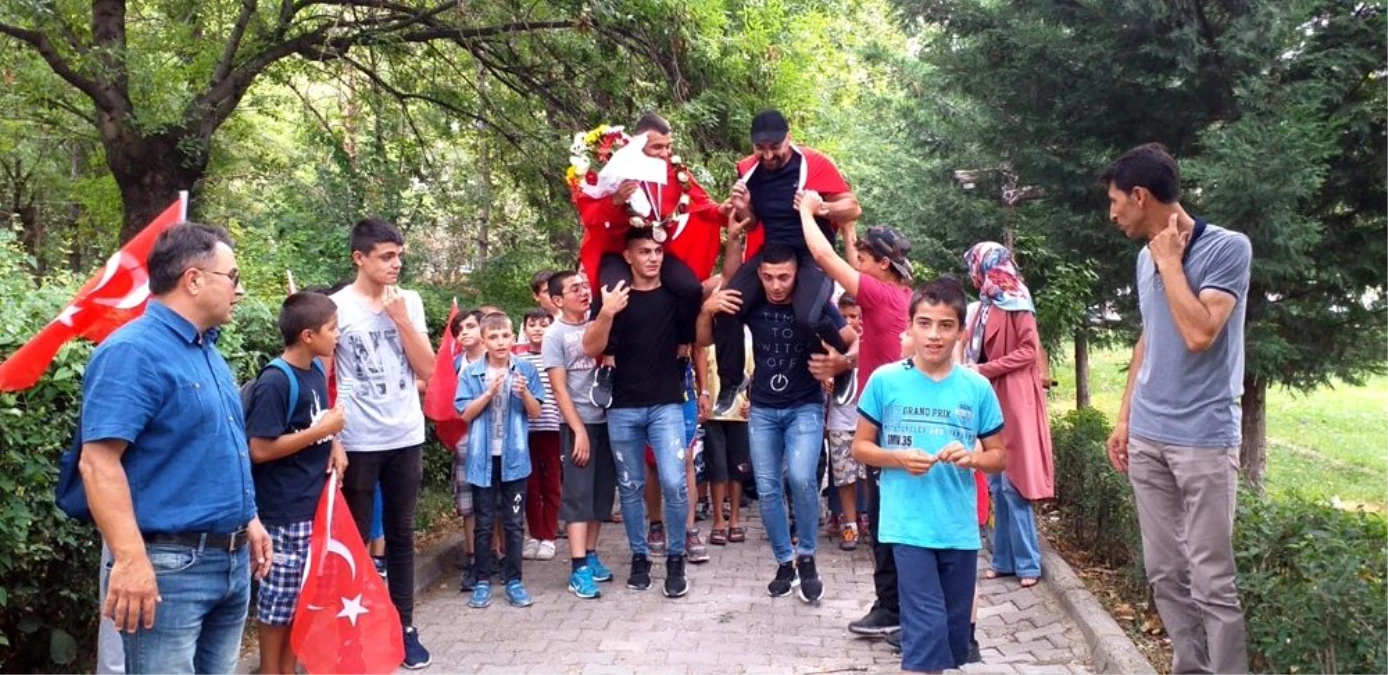 Milli güreşçiye memleketinde coşkulu karşılama