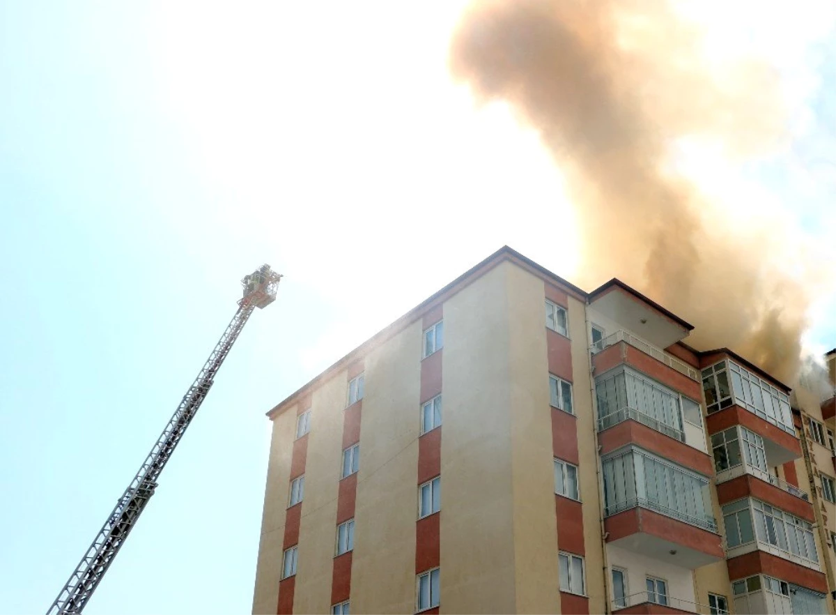 Niğde\'de 7 katlı binanın çatı katında yangın