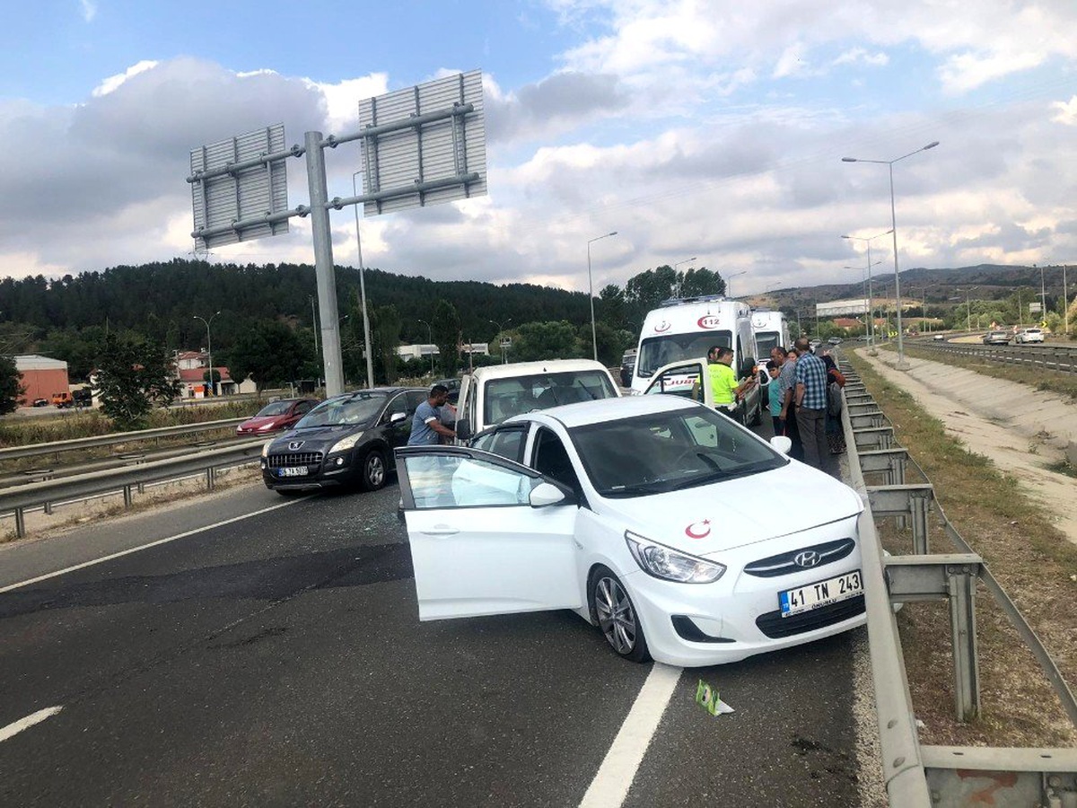 Otomobil ile kamyonet çarpıştı; 6 yaralı