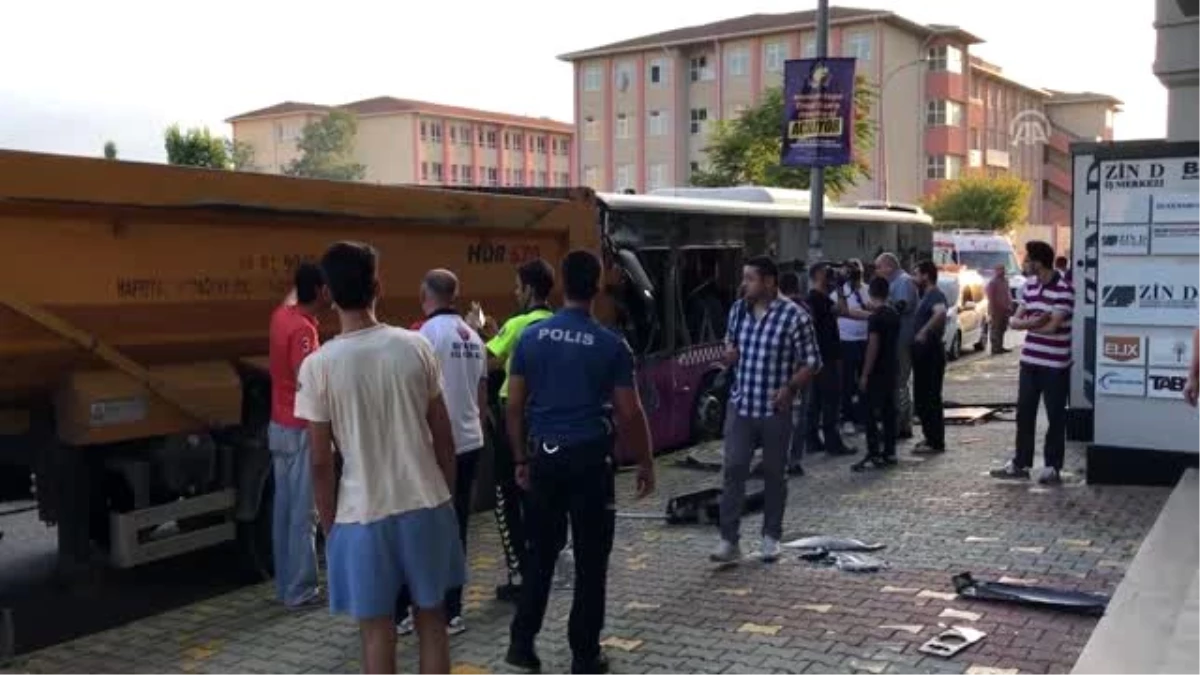 Sancaktepe\'de halk otobüsü hafriyat tırına çarptı