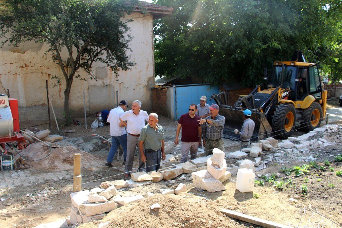 Şehitliklerin etrafı taş duvar ile çevriliyor