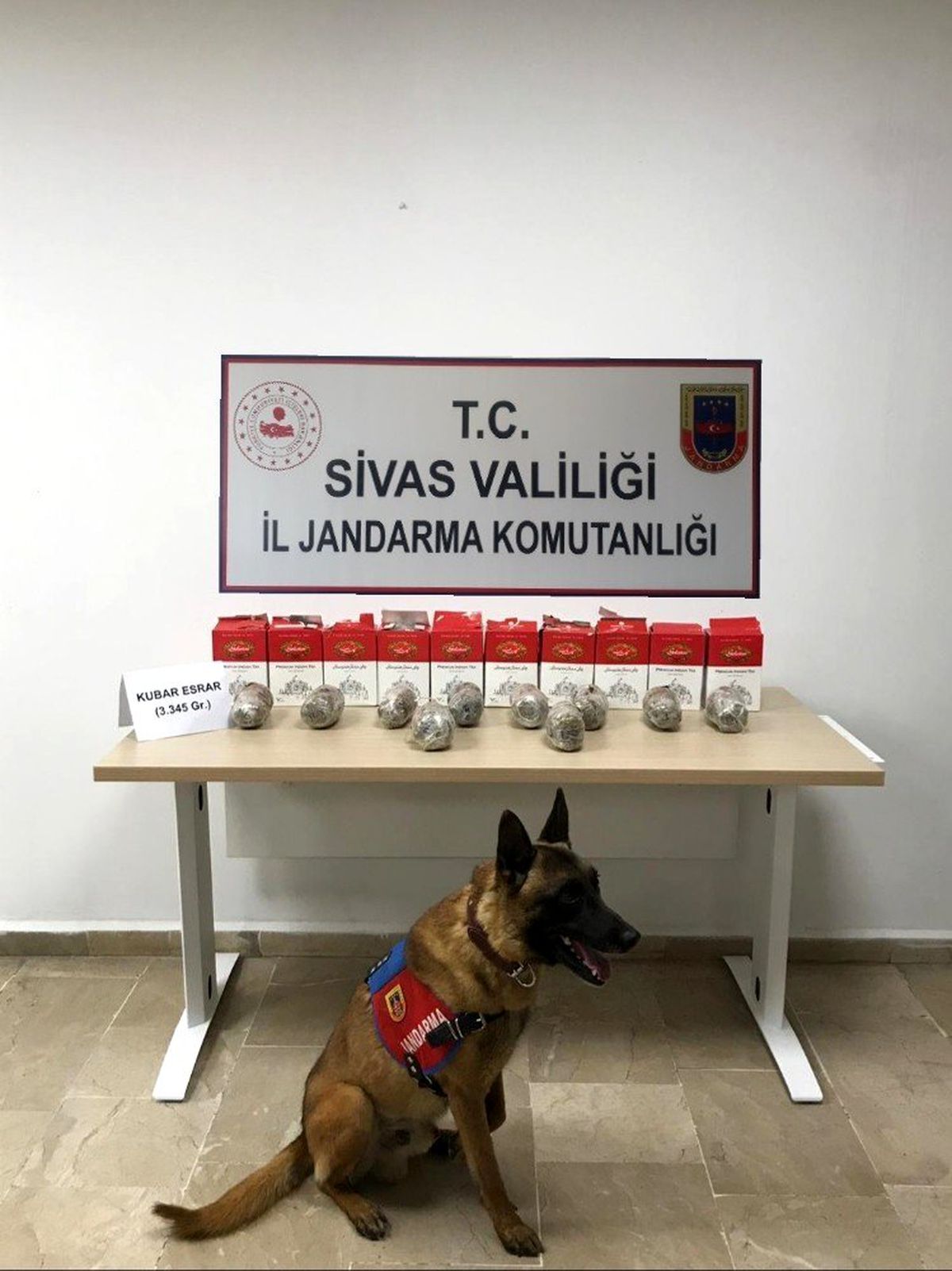 Sivas\'ta 3 kilo 740 gram esrar ele geçirildi