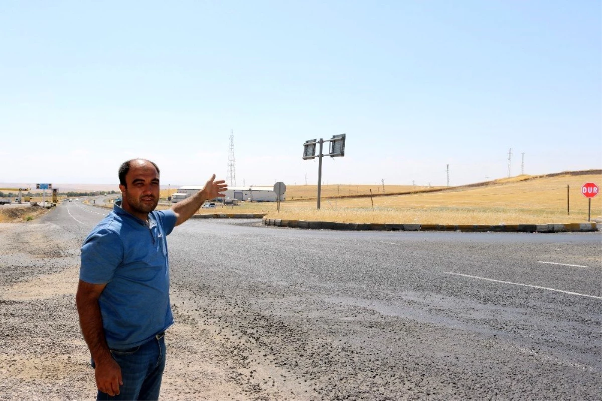 Trafik ışığı bulunmayan kavşak tehlike saçıyor