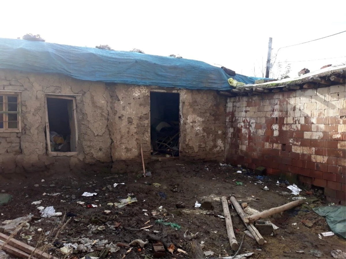 TÜGŞAV\'dan evleri yıkılma aşamasında olan aileye yardım
