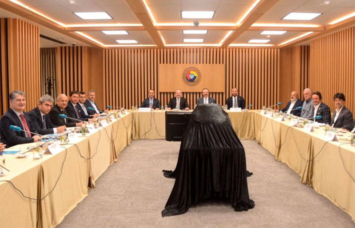 Yerli otomobilin ilk prototipi incelendi