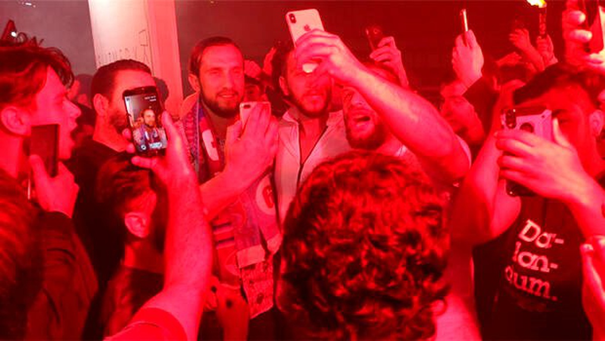 Yusuf Yazıcı, Fransa\'ya böyle uğurlandı! Trabzonsporlu taraftarlar...