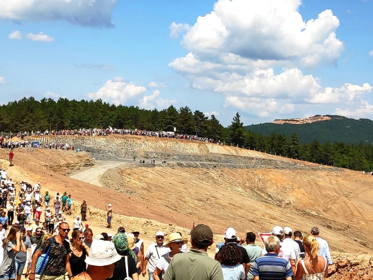Yüzlerce insan, altın arama faaliyetlerinin durması için Kaz Dağlarına yürüdü