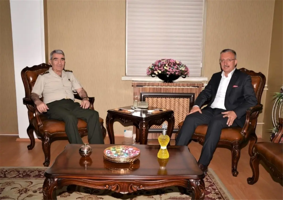 3. Ordu Komutanı Orgeneral Savaş\'tan Rektör Levent\'e veda ziyareti