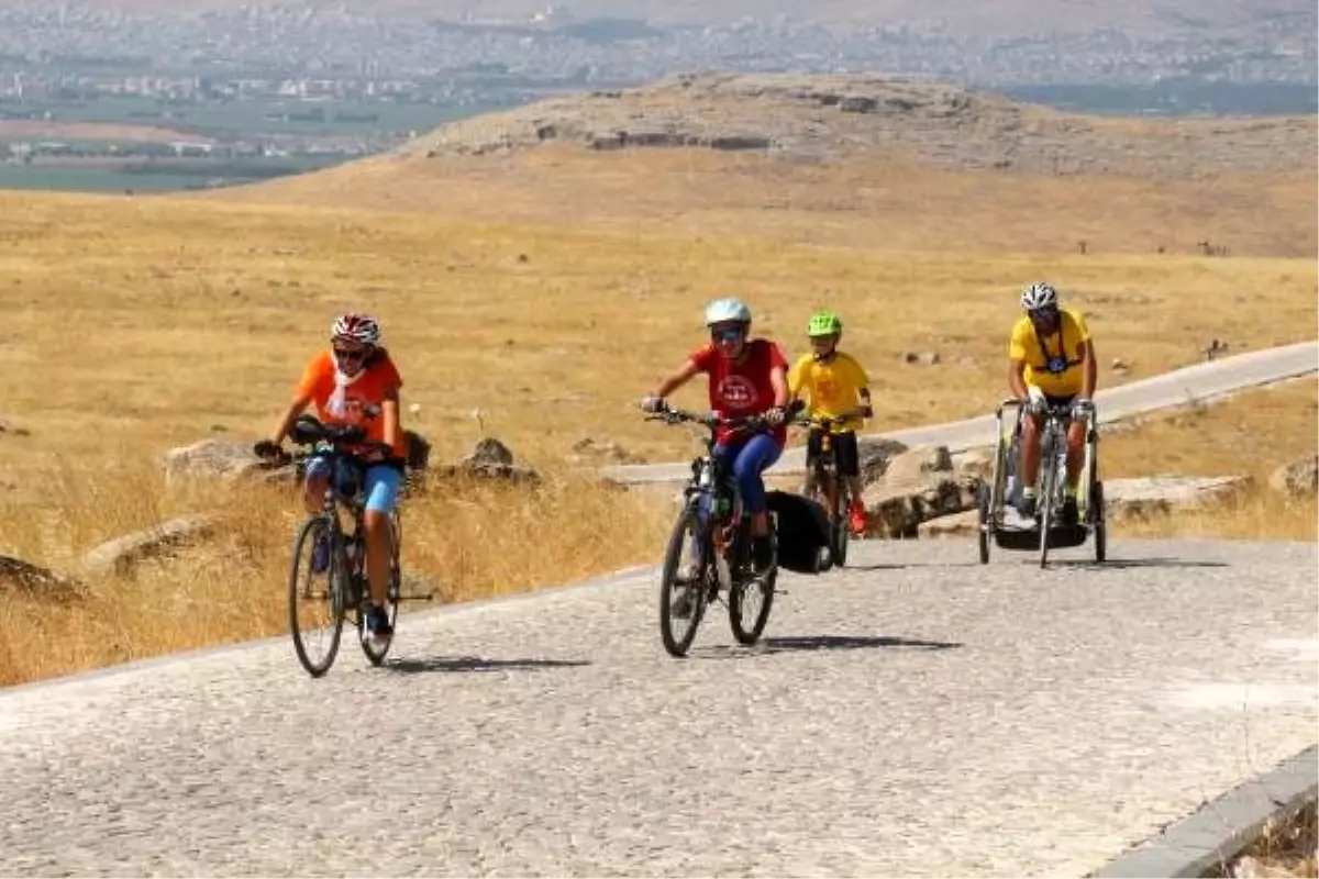 4 kişilik aile, bisikletle 27 günde Göbeklitepe\'ye ulaştı