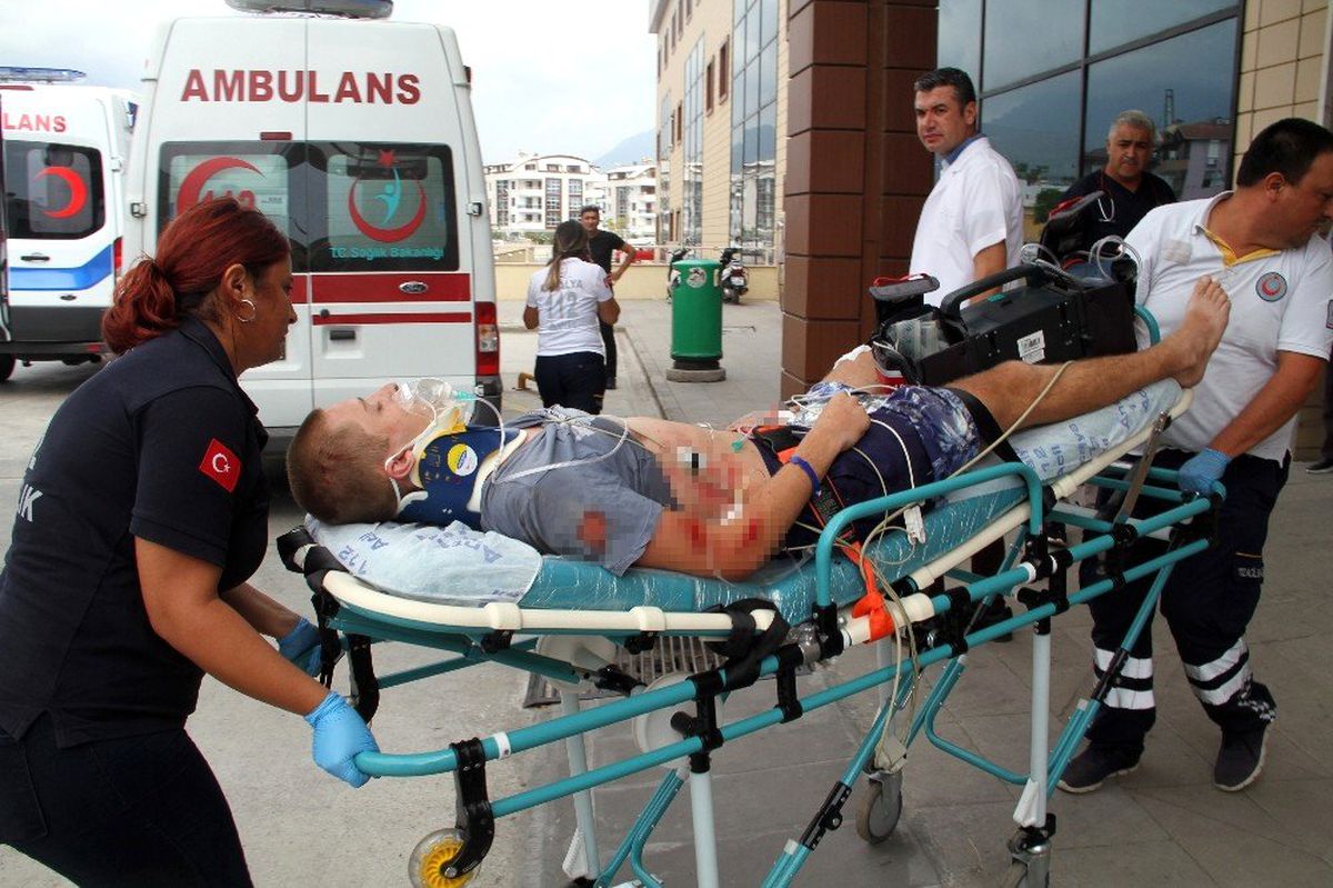 Alanya\'da turist taşıyan minibüs şarampole yuvarlandı: 1 ölü, 11 yaralı