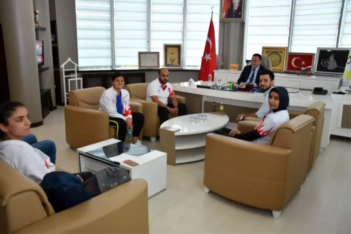 Balkan şampiyonu milli takım sporcularından Başkan Beyoğlu\'na ziyaret