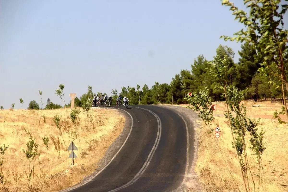 Bisikletli "Küçük aile" 27 gün sonra tarihin sıfır noktasında