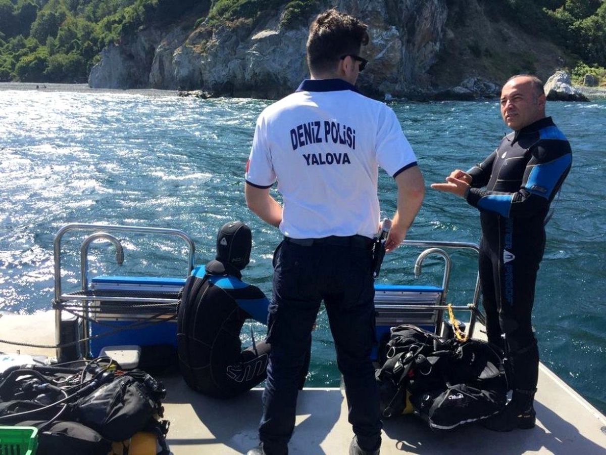 Botla denize açılan genç suda kayboldu