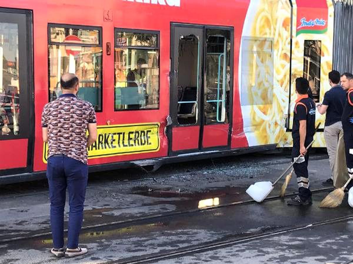 Cevizlibağ\'da su tankeri tramvaya çarptı(1)