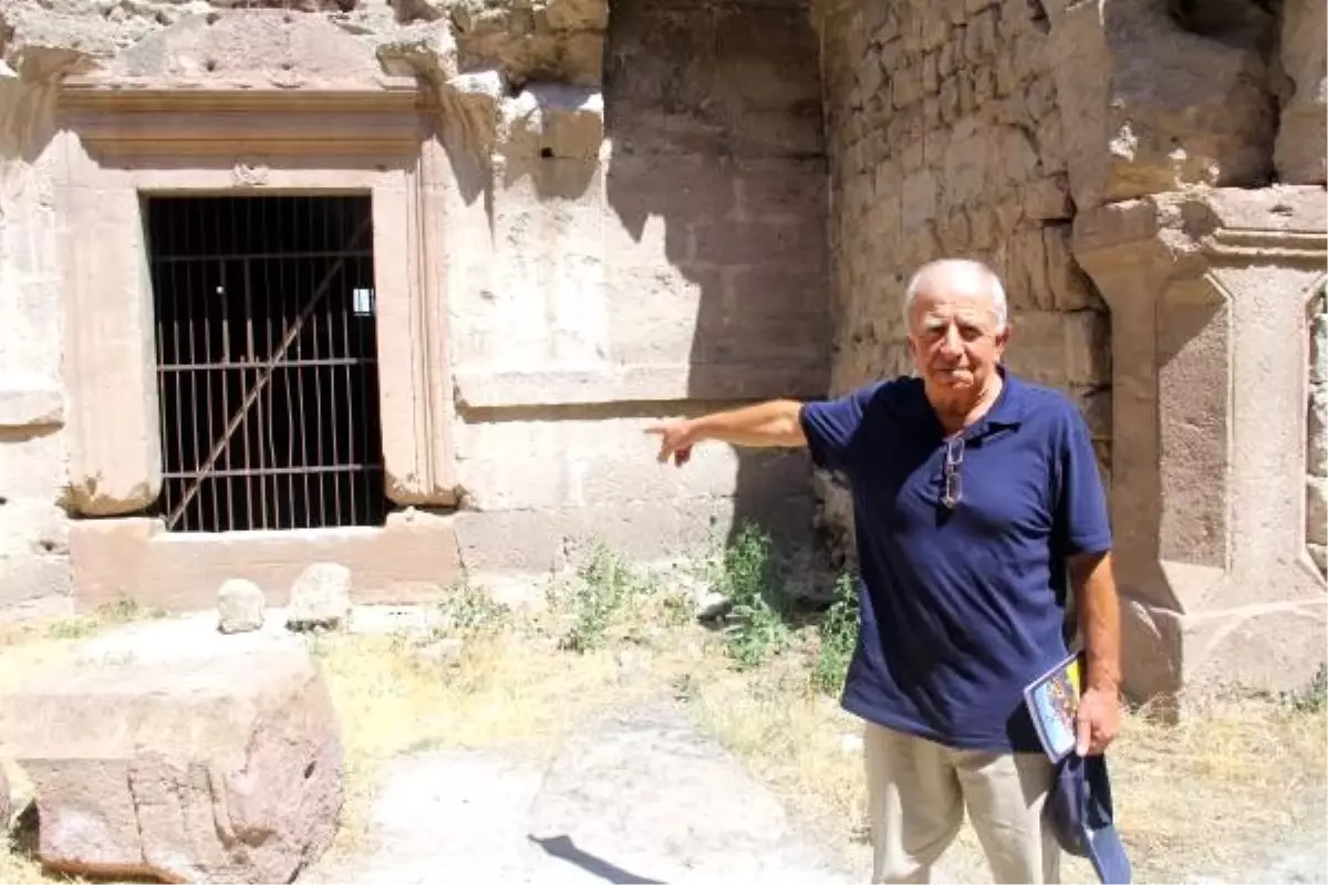 Definecilerin tahrip ettiği Rum kilisesi restore ediliyor