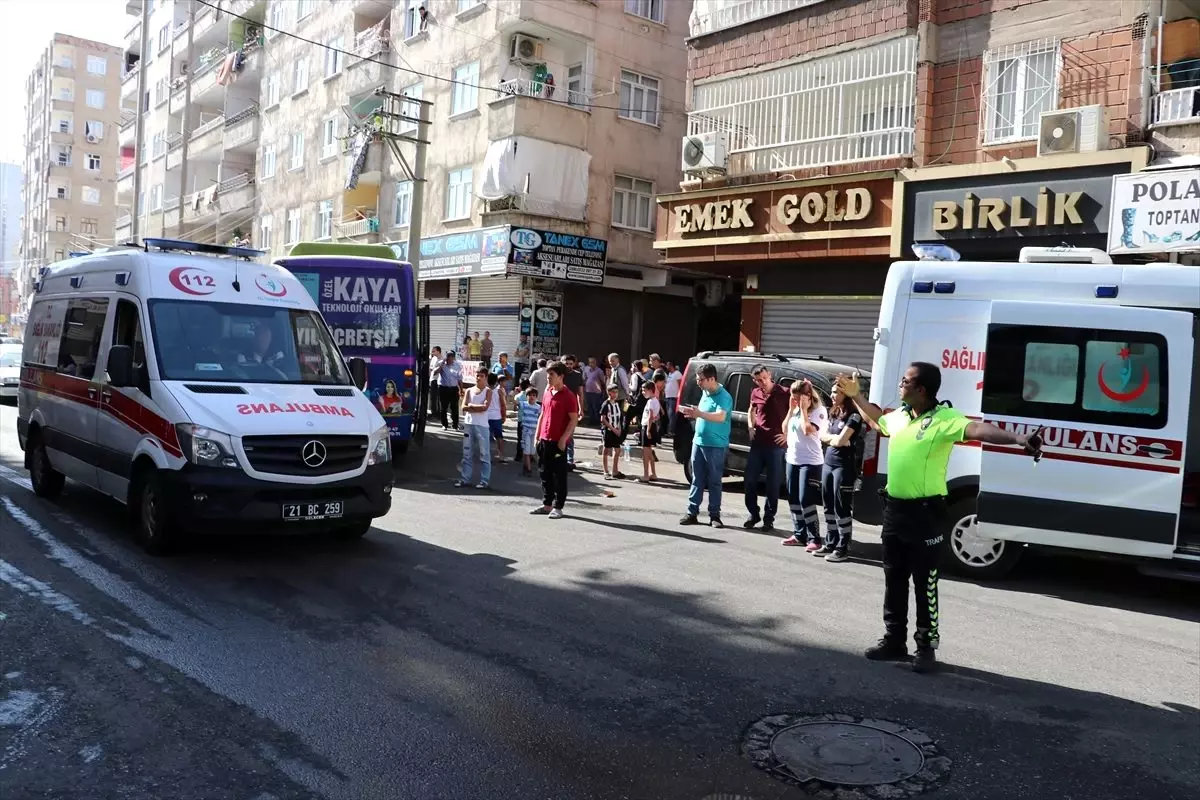 Diyarbakır\'da halk otobüsü ile iş makinesi çarpıştı: 5 yaralı