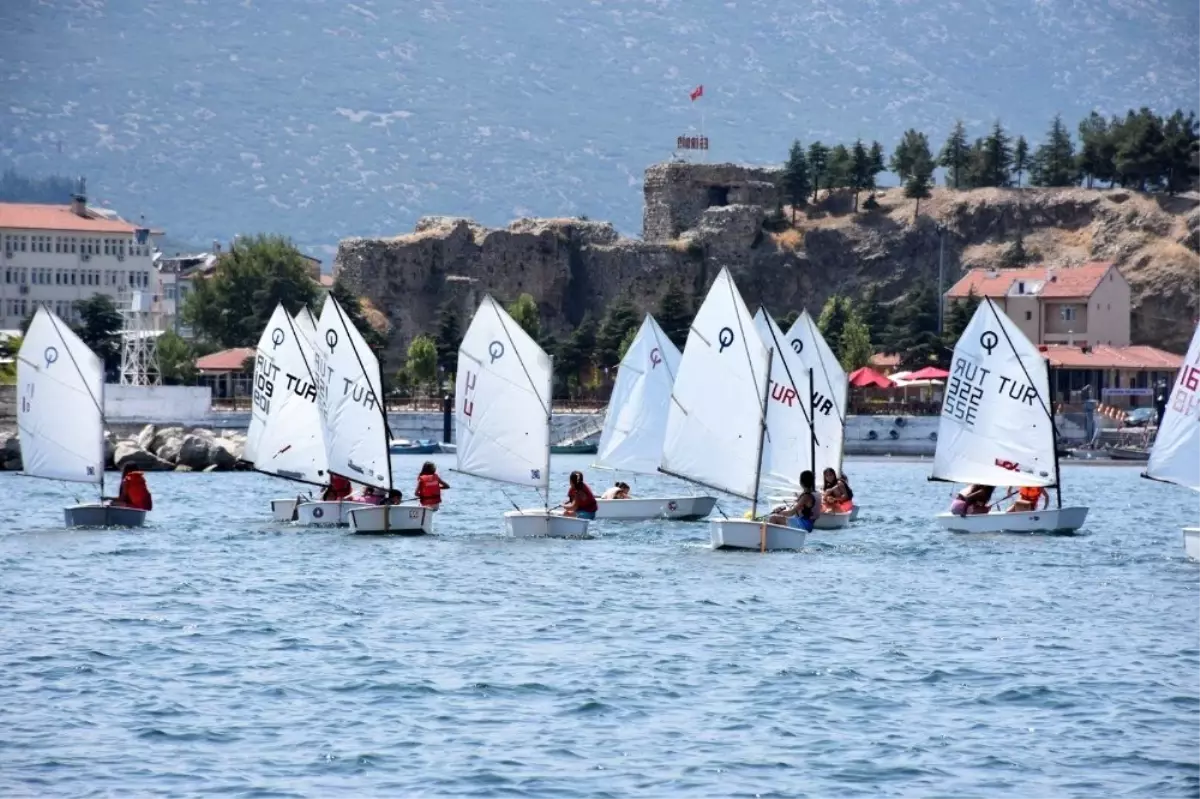 Eğirdir Gölü\'ndeki ücretsiz yaz kursunda yelkenler fora